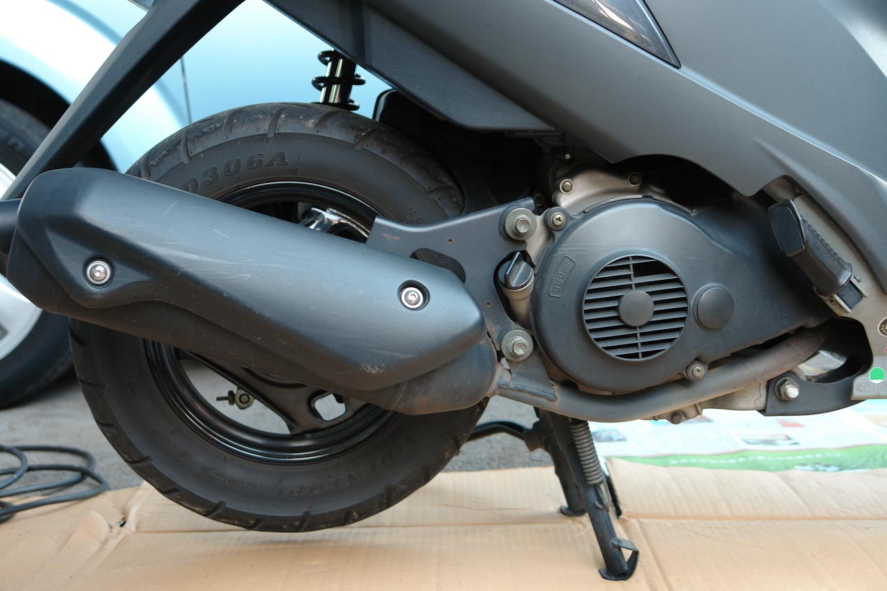 suzuki アドレスV125G.(2005年/K5モデル。排ガス規制前モデル)。タイヤ交換画像